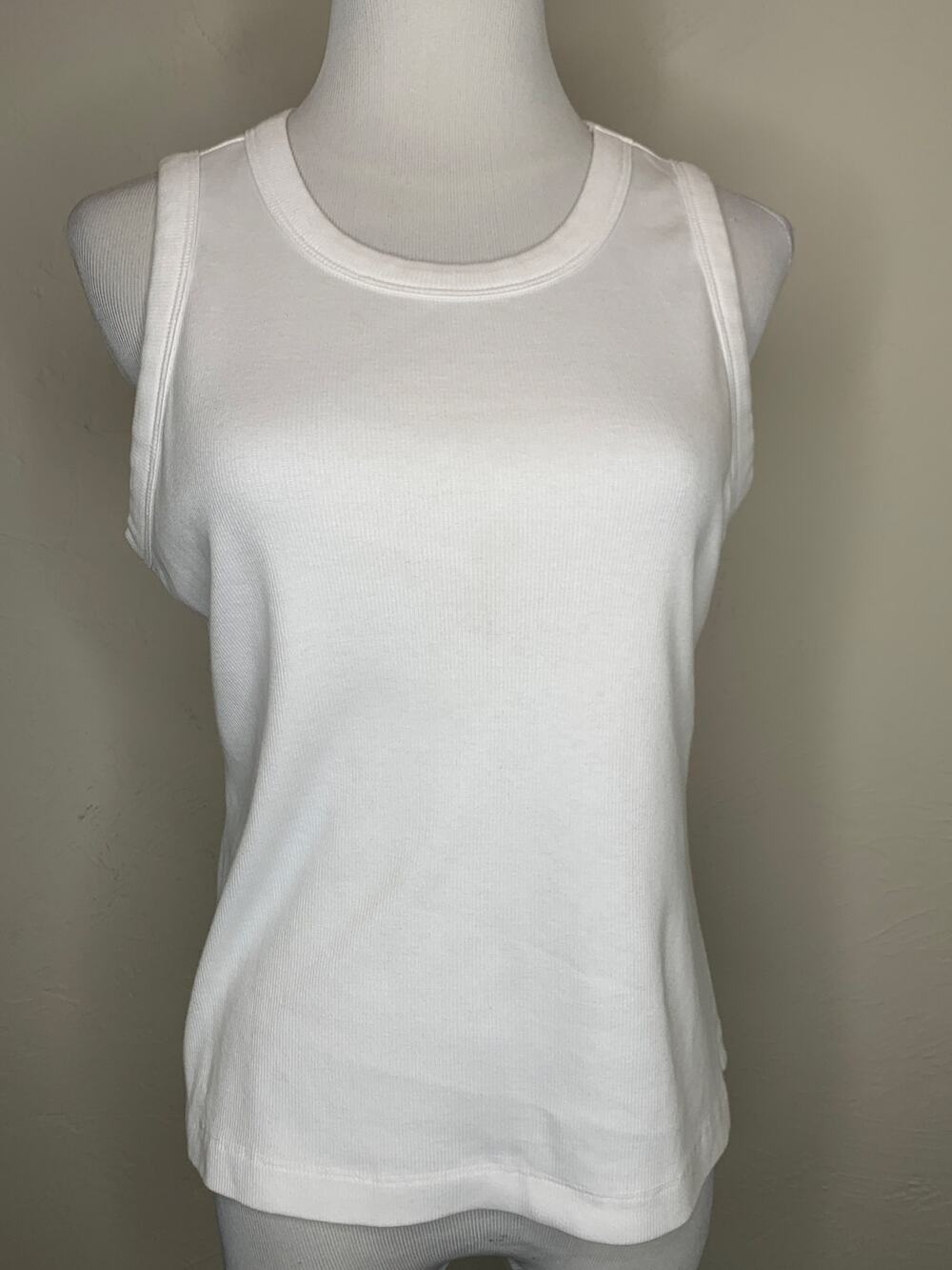 On 34th White Cropped Tank Top Size Medium Classic
